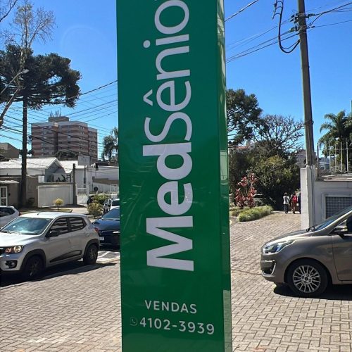 totem-com-iluminação-interna-curitiba (1)