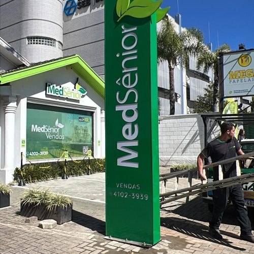 totem-com-iluminação-interna-curitiba (4)