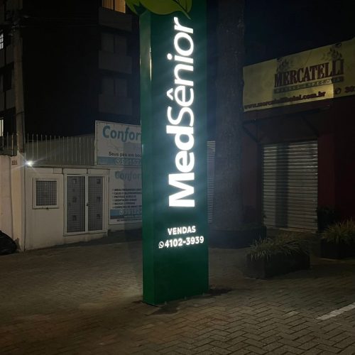 totem-com-iluminação-interna